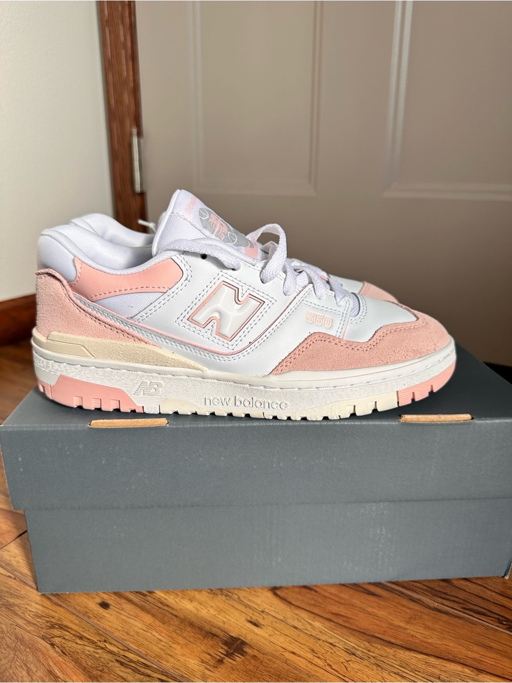 New Balance Big Kids Size 7 550 Low Top Sneakers in Pink Haze White